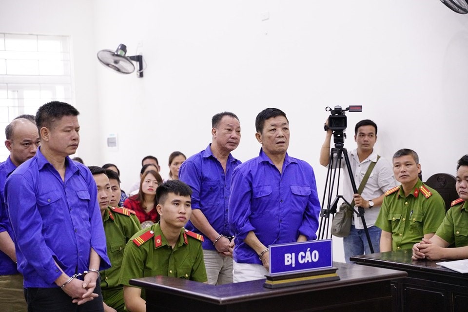 Trong phần thủ tục phiên tòa, luật sư Nguyễn Chí Cường - bào chữa cho bị cáo Hưng “kính” và luật sư Kim Thoa - bào chữa cho bị cáo Nguyễn Hữu Tiến vắng mặt vì lý do sức khỏe, và có đơn xin hoãn phiên tòa.  Yêu cầu xin hoãn phiên tòa cũng được đại diện VKSND TP Hà Nội đồng ý.