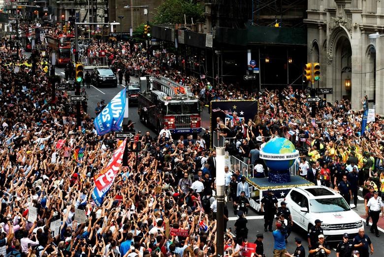 Ngày 10.7(giờ địa phương), hàng vạn người dân New York đã xuống đường tham dự lễ diễu hành của ĐT nữ Mỹ. Các cô gái đã đăng quang World Cup 2019 diễn ra tại nước Pháp, sau khi đánh bại Hà Lan ở chung kết.