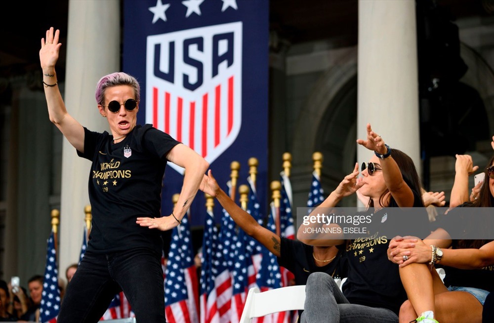 Đội trưởng Megan Rapinoe có bài phát biểu hoành tráng trước hàng chục nghìn CĐV  - vua phá lưới kiêm cầu thủ hay nhất World Cup nữ 2019.