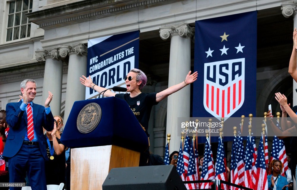 Đội trưởng Megan Rapinoe có bài phát biểu hoành tráng trước hàng chục nghìn CĐV  - vua phá lưới kiêm cầu thủ hay nhất World Cup nữ 2019.