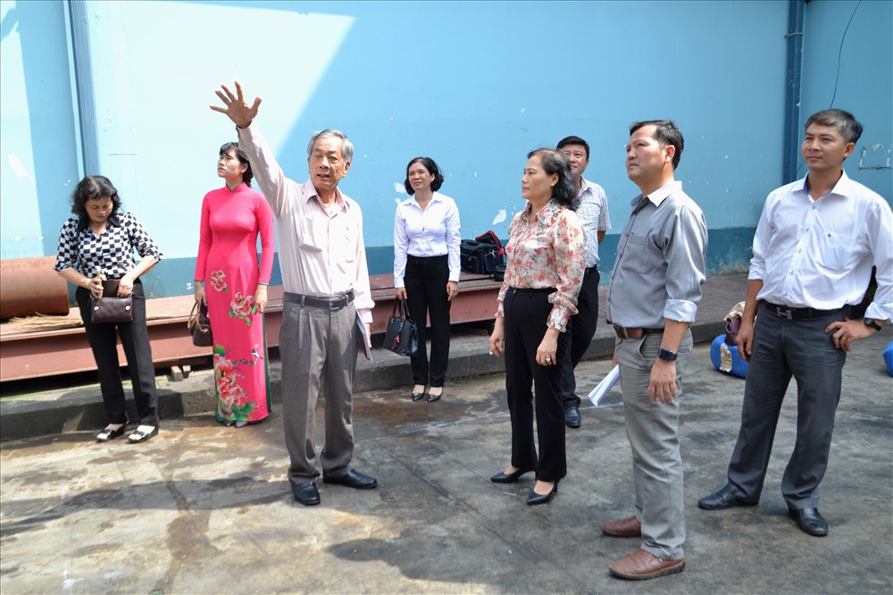 Ông Văn Phước Ba - Phó Tổng giám đốc Cty TNHH Cỏ May - Lai Vung giưới thiệu với đoàn công tác về công trình. Ảnh: Lục Tùng