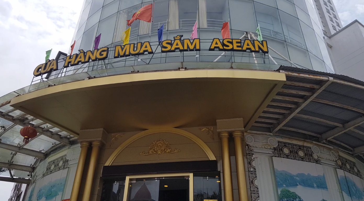 Cửa hàng mua sắm ASEAN bày bán rất nhiều sản phẩm của thương hiệu lớn với giá rẻ như cho. Ảnh: Đ.T