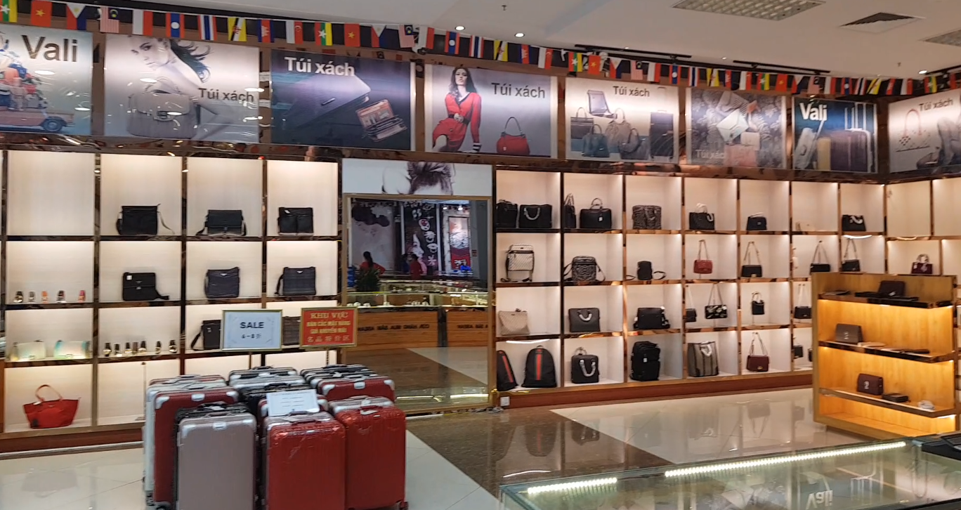 Túi xách các hàng Prada, Luis Vuitton, Guicci.. tại Cửa hàng mua sắm ASEAN chỉ có giá vài triệu đồng được bày bán công khai. Ảnh: ĐT