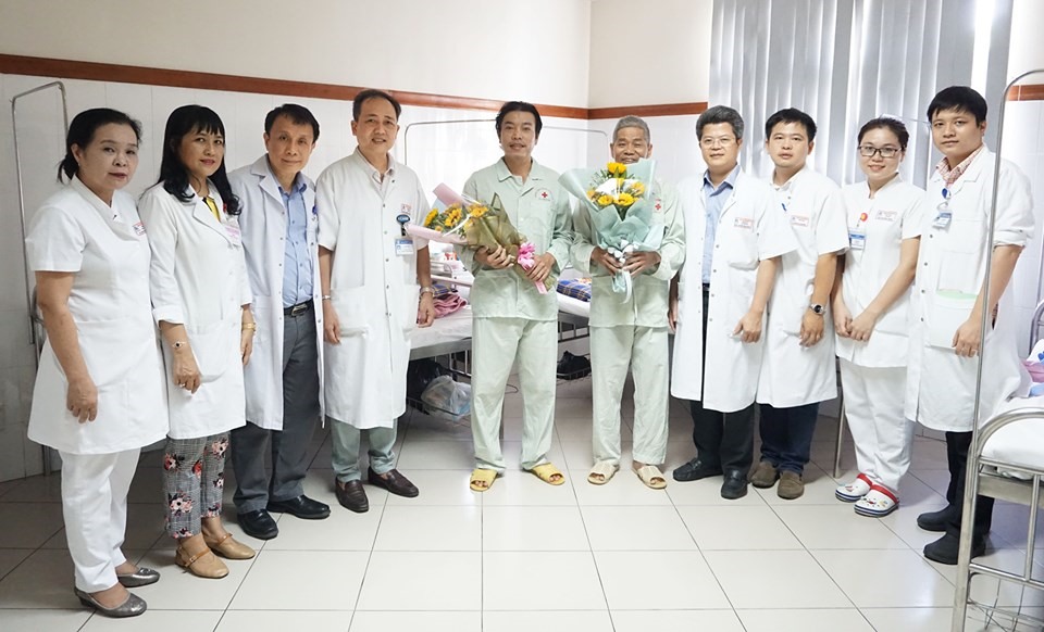 Các bác sỹ Bệnh viện Trung ương Huế chúc mừng 2 bệnh nhân được ghép từ giác mạc của cụ Bồng hiến tặng. Ảnh: TTĐPGTQG