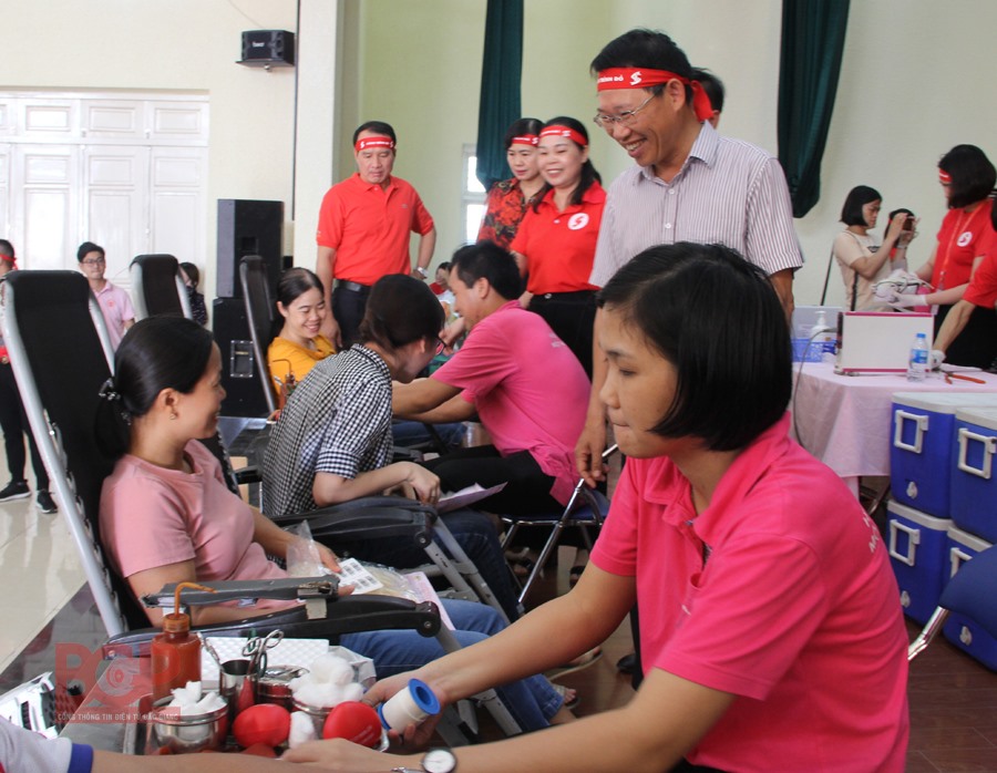 Các đồng chí Lãnh đạo tỉnh, lãnh đạo Liên đoàn Lao động tỉnh, lãnh đạo Hội Chữ thập đỏ tỉnh động viên đoàn viên công đoàn, CNVCLĐ tham gia hiến máu tình nguyện