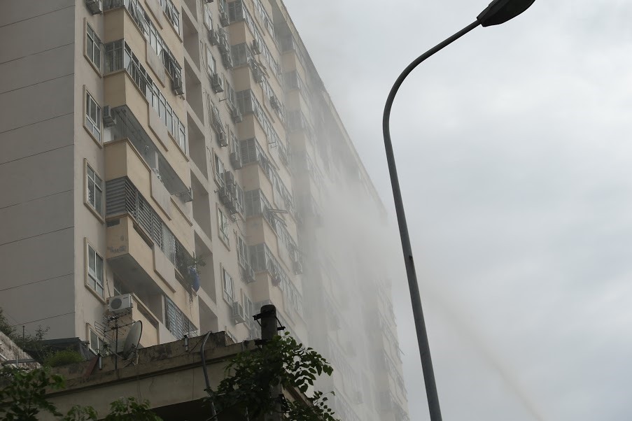Khoảng 16h ngày 11.7 tại một căn hộ tầng 15 chung cư B10A khu đô thị Nam Trung Yên (Cầu Giấy, Hà Nội) xảy ra một vụ hỏa hoạn lớn, ngọn lửa và cột khói bốc cao hàng chục mét.