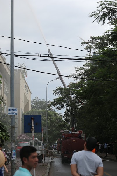 Nguyên nhân ban đầu của vụ cháy được người dân cho là nổ bình ga tại một căn hộ thuộc tầng 15. Được biết, chủ căn hộ không có ở nhà.