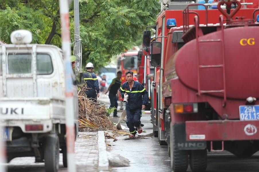 Ghi nhận của Lao Động, tại hiện trường, có 5 xe cứu hỏa được điều động đến chữa cháy.