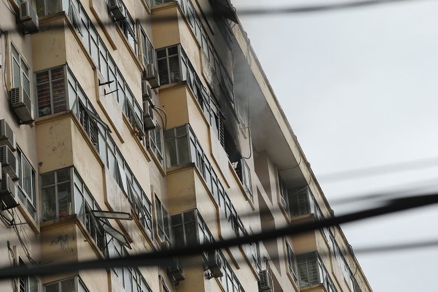 Vụ cháy xảy ra tại tầng 15 chung cư Nam Trung Yên (Cầu Giấy, Hà Nội), công tác chữa cháy gặp nhiều khó khăn do lửa phát ra tại tầng cao, vòi cứu hỏa chưa tiếp cận được hiện trường cháy.