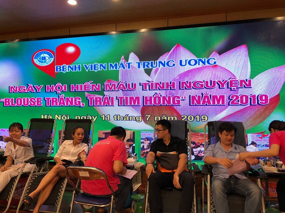 Cán bộ nhân viên công đoàn Bệnh viện Mắt Trung ương tham gia hiến máu tình nguyện. Ảnh: LH
