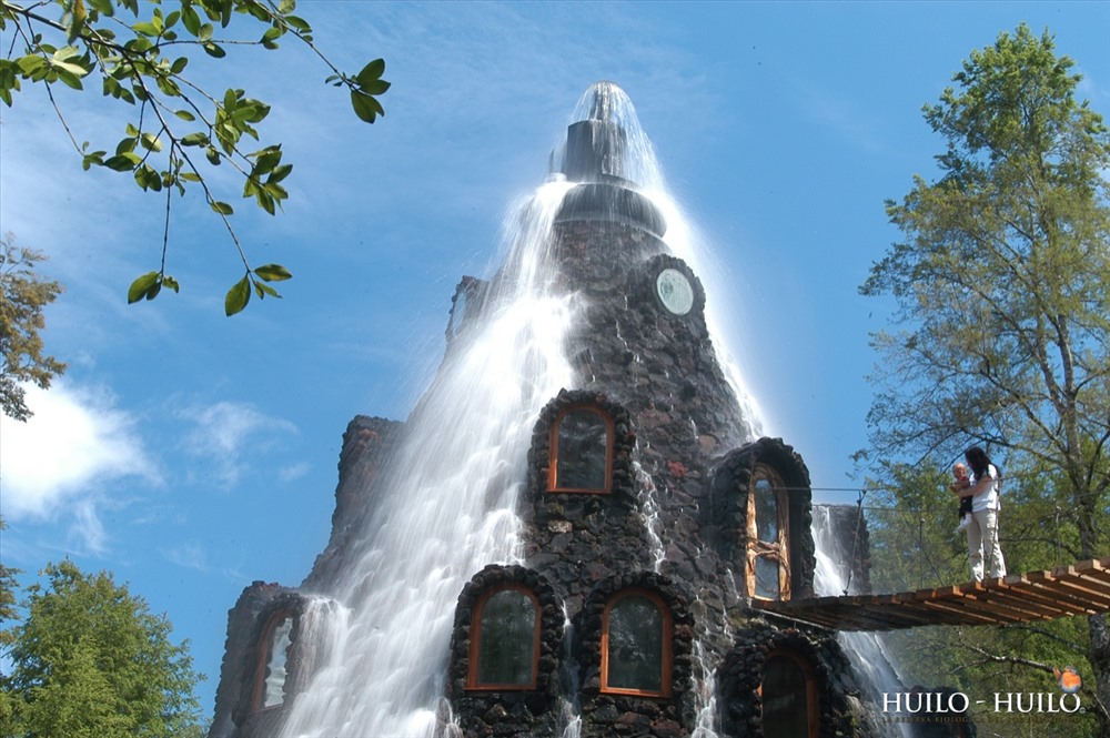 Nhà nghỉ Montana Magica nổi tiếng vì nhà nghỉ tựa như ngọn núi lửa không ngừng tuôn trào bất kể thời tiết. Ảnh: T. L.
