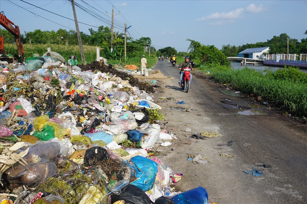 Bãi rác tạm tại huyện Cái Nước quá tải khi Nhà máy xử lý rác Thành phố Cà Mau đóng cửa (ảnh Nhật Hồ)