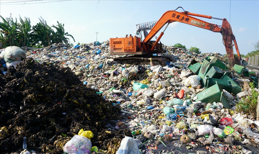 Do cả tỉnh chỉ duy nhất Nhà máy xử lý rác Thành phố Cà Mau, nên khi đóng cửa hàng loạt bãi rác tại các địa phương quá tải (ảnh Nhật Hồ)