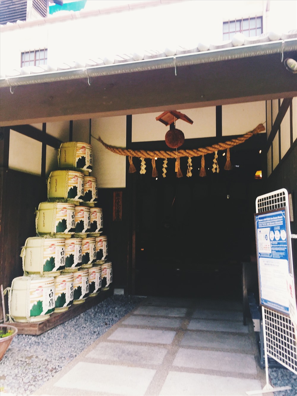 Tại quận Nada, Kobe, nơi được mệnh danh là vùng sản xuất rượu sake nổi tiếng nhất Nhật Bản. Cùng với thời tiết lý tưởng và gạo làm rượu sake chất lượng cao, khu vực gần cảng Kobe còn là trung tâm phân phối rượu sake khắp toàn quốc cũng như xuất khẩu đi nước ngoài.