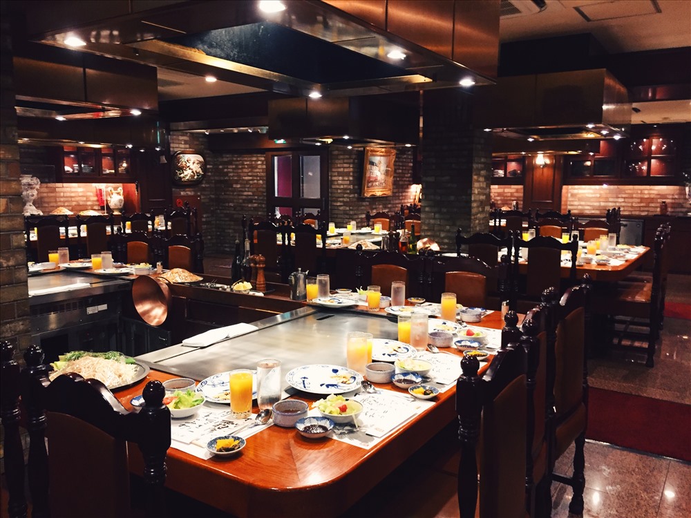 Đến với Kobe dĩ nhiên bạn không thể bỏ qua món thịt bò Kobe nổi tiếng khắp thế giới với chất lượng tuyệt hảo và giá thành cũng vô cùng đắt đỏ.