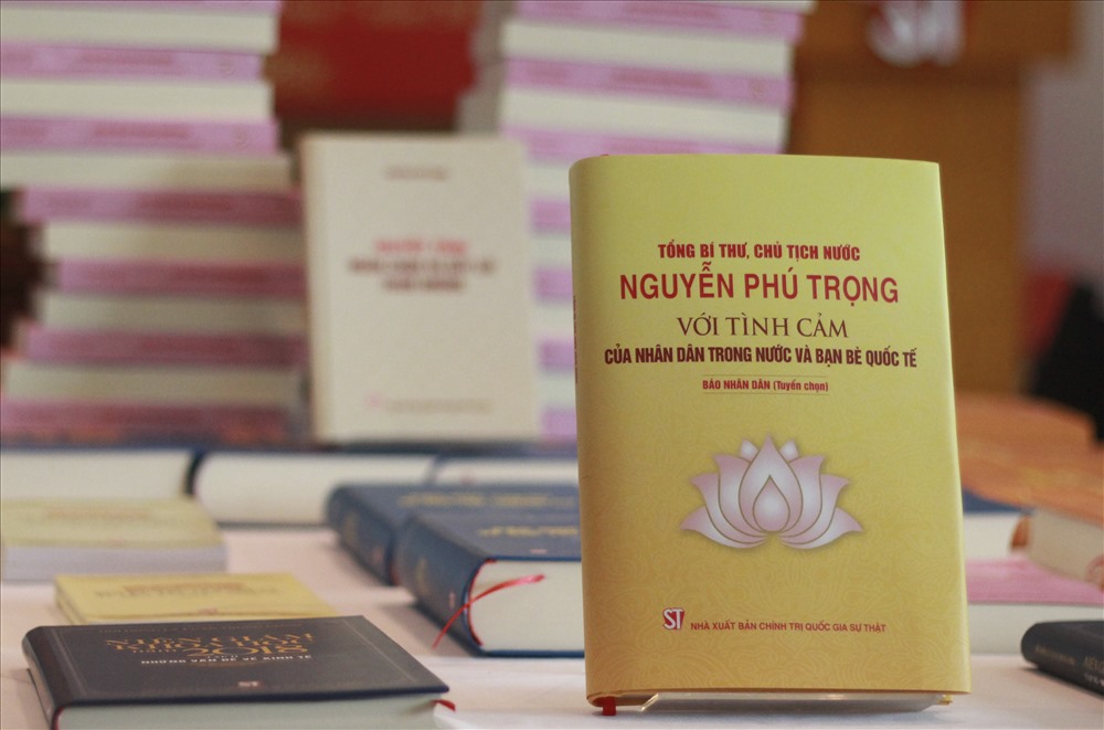 Cuốn sách Tổng Bí thư, Chủ tịch Nước Nguyễn Phú Trọng với tình cảm của nhân dân trong nước và bạn bè quốc tế. Ảnh T.Vương