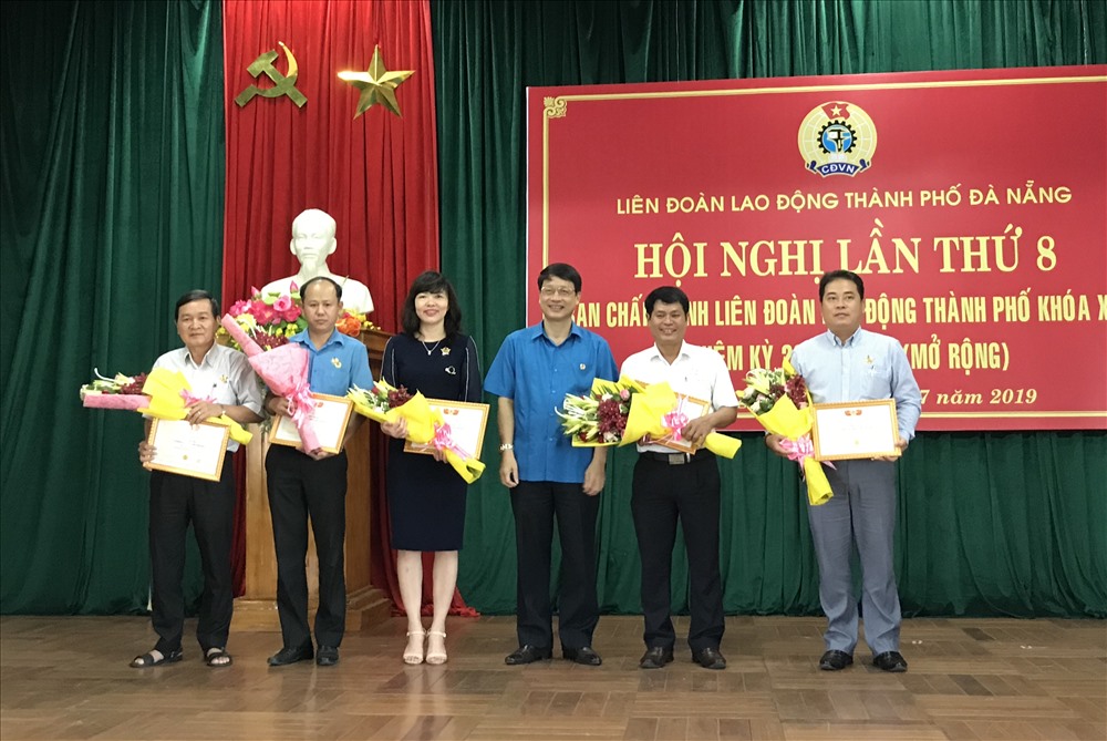 LĐLĐ thành phố Đà Nẵng trao Kỷ niệm chương “Vì sự nghiệp xây dựng tổ chức Công đoàn” cho 37 cán bộ lãnh đạo.