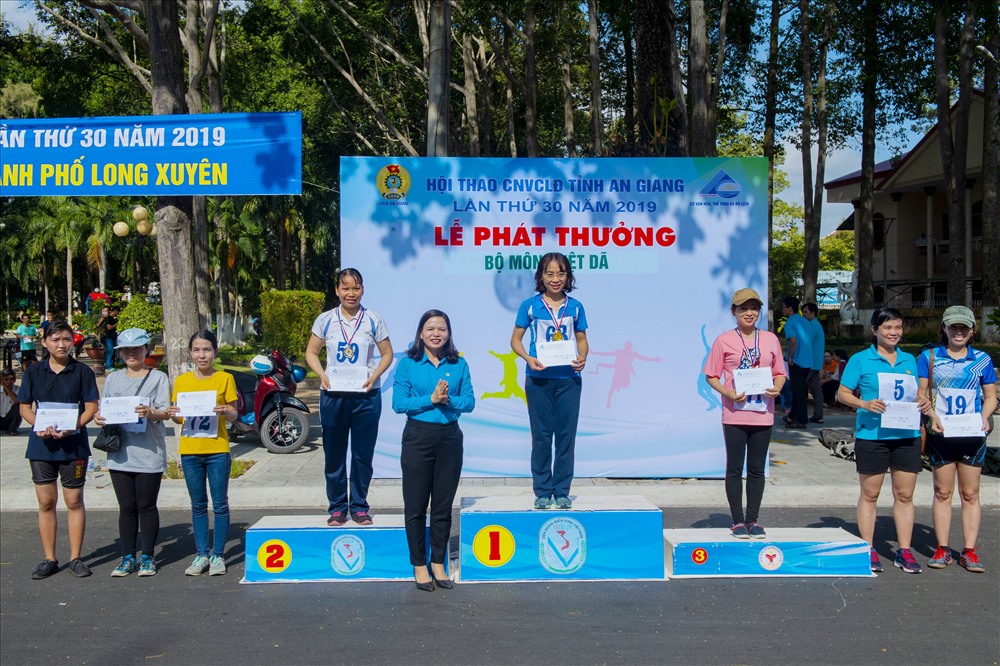 Bà Phan Thị Diễm - Phó Chủ tịch LĐLĐ An Giang- trao thưởng cho các cá nhân, đơn vị đạt giải môn việt dã. Ảnh: Lục Tùng