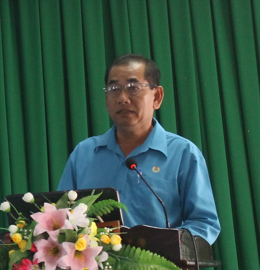 ông Kiều Văn Thọ - phó Chủ tịch LĐLĐ tỉnh Hậu Giang báo cáo tại hội nghị sơ kết 6 tháng đầu năm 2019. ảnh: Thành Nhân