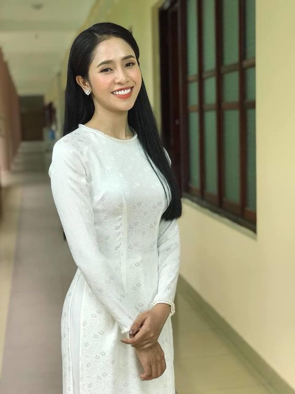 Gương mặt và nụ cười rạng rỡ khiến cô nàng khá giống với đương kim Hoa hậu Việt Nam – Trần Tiểu Vy