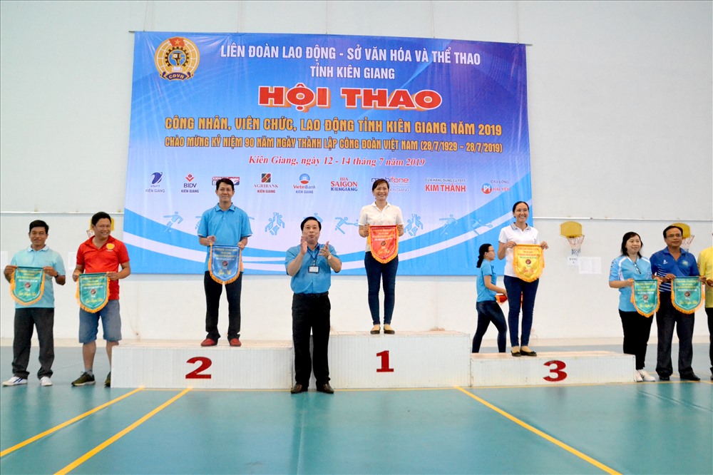 Chủ tịch LĐLĐ Kiên Giang Trần Thanh Việt trao thưởng cho các cá nhân đạt thành tích cao môn ném bóng vào rổ. Ảnh: Lục Tùng