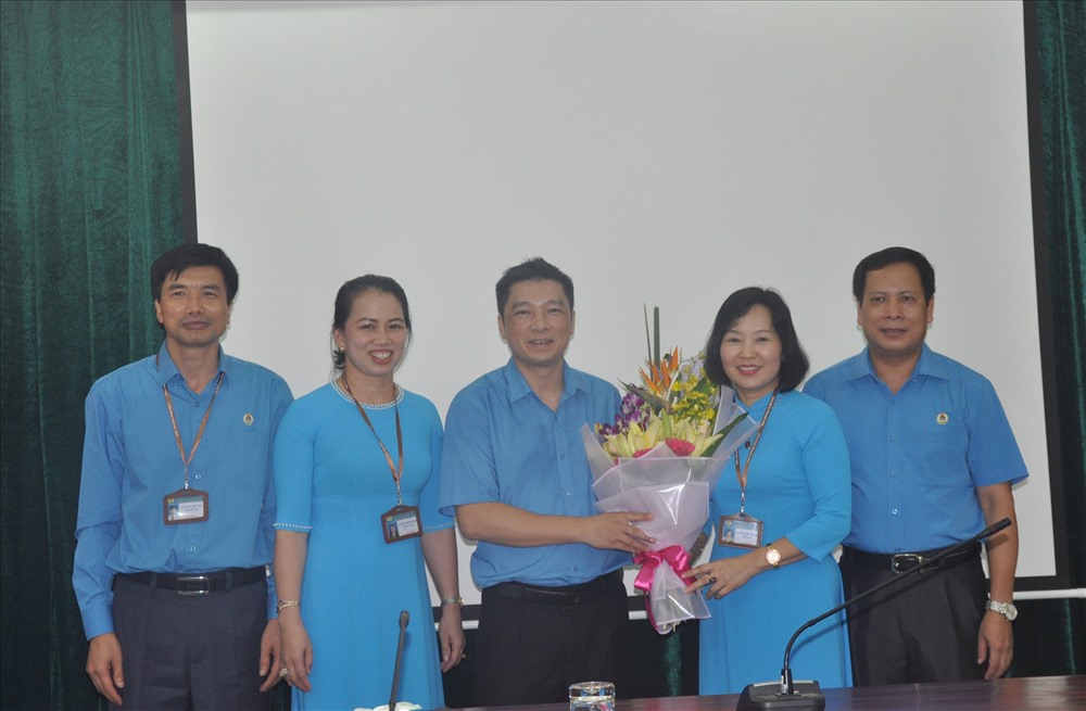 Đồng chí Nguyễn Thị Vân Hà- Chủ tịch LĐLĐ tỉnh Bắc Ninh - tặng hoa chúc mừng đồng chí Hoàng Ngọc Tú.