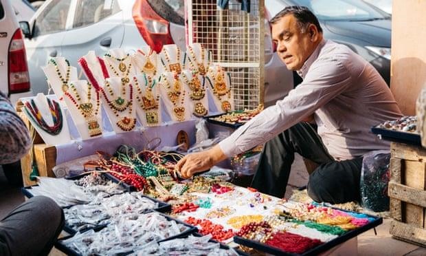 Một người bán lẻ trang sức trên khu phố Johari Bazaar ở Jaipur. Thành phố trở thành điểm du lịch hấp dẫn và là 1 phần của “tam giác vàng” du lịch Ấn Độ bên cạnh Agra và Delhi. Ảnh: Christopher Wilton-Steer/Guardian.