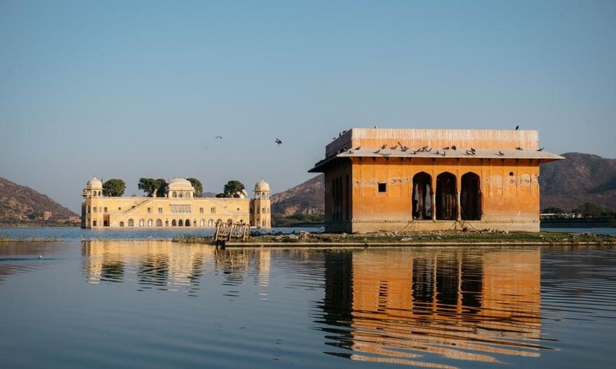 Cung điện nước (Jai Mahal) của thành phố Jaipur, với nét văn hóa lâu đời đặc sắc và hàng loạt các công trình kiến trúc độc đáo, Jaipur được UNESCO công nhận là di sản văn hóa thế giới. Ảnh: Christopher Wilton-Steer/Guardian.