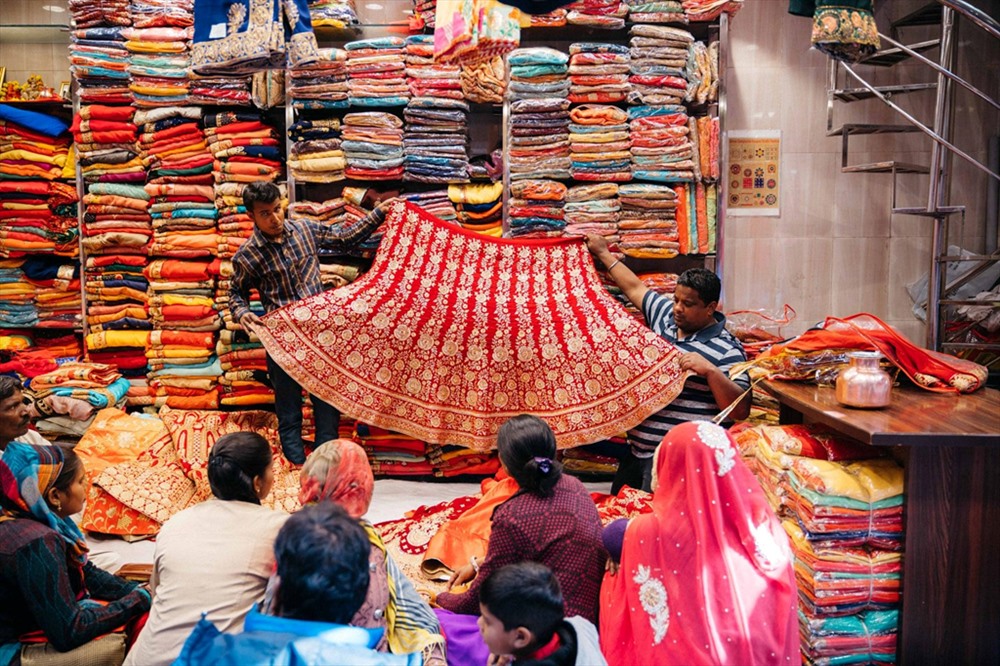 Một sạp hàng tại chợ vải của thành phố, bên cạnh trang sức, Jaipur cũng nổi tiếng với nghề in tranh bằng khuôn gỗ, may mặc, dệt thảm và đồ gỗ mỹ nghệ. Ảnh: Christopher Wilton-Steer/Guardian.