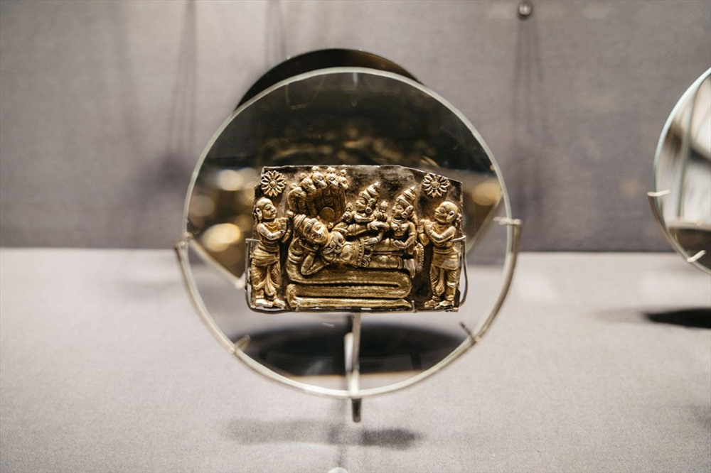 Chiếc trâm cài tóc bằng vàng từ thế kỷ 19, được chạm khắc tinh xảo với các vị thần và nữ thần trong đạo Hindu, là một trong hàng trăm kiệt tác được trưng bày tại bảo tàng Amrapali - nơi lưu giữ một phần lịch sử của thành phố. Ảnh: Christopher Wilton-Steer/Guardian.