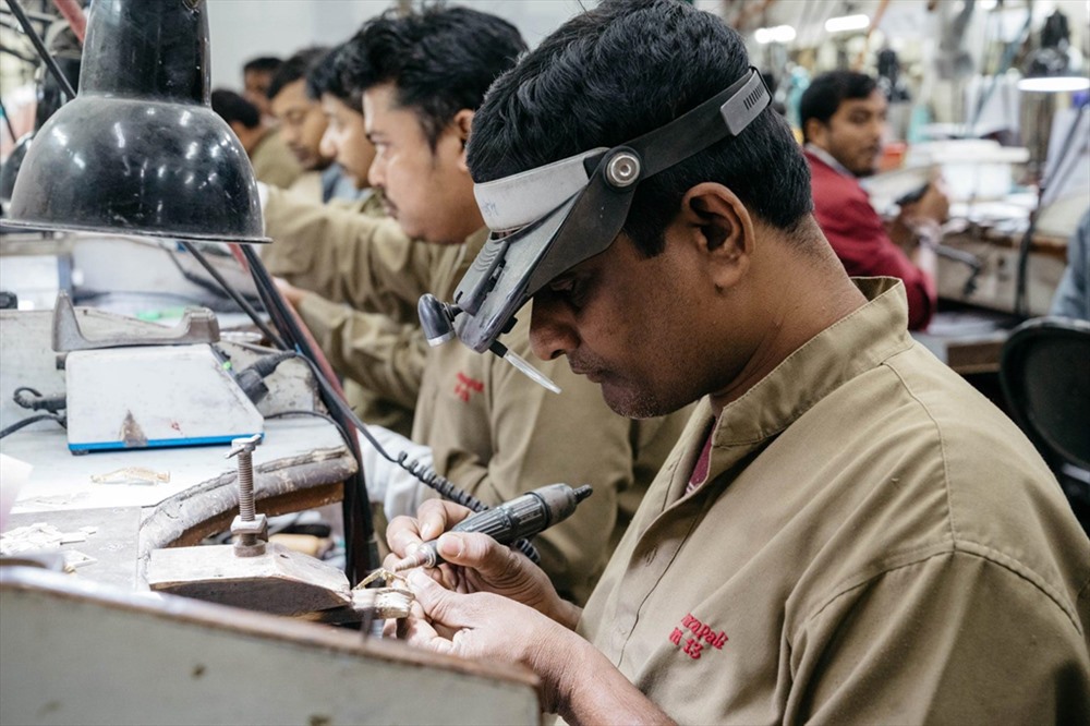 Bảo tàng Amrapali cũng sở hữu một nhà máy sản xuất trang sức quy mô lớn với 1.500 nhân công. Hầu hết thợ thủ công này đều là nam giới, họ đang phải cạnh tranh khốc liệt với trang sức đến từ Trung Quốc. Ảnh: Christopher Wilton-Steer/Guardian.
