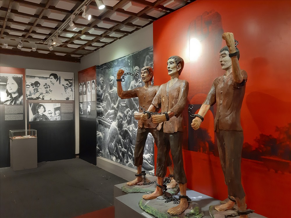 Hãy xem hình về chiến sĩ cách mạng - những người đã liều mình chiến đấu cho độc lập của đất nước. Họ là những nhân vật anh dũng và đáng kính trong lịch sử Việt Nam. Hãy cùng nhau tôn vinh những gương mặt anh hùng này.