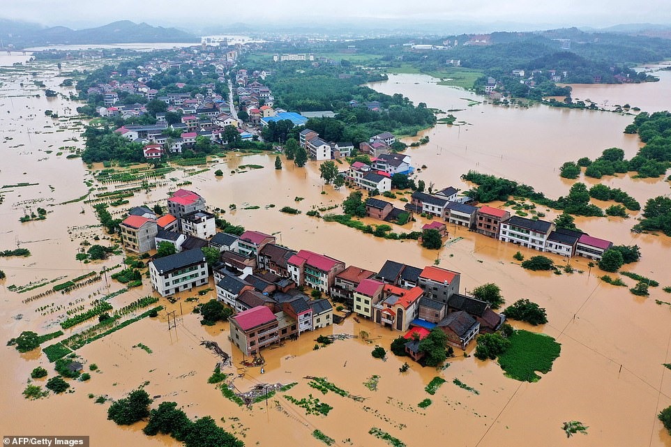 Lượng mưa trung bình đạt mức kỷ lục trong hơn nửa thế kỷ qua đã đổ xuống khu vực rộng lớn ở miền Đông và Nam Trung Quốc gây lũ lụt, phá hủy nhà cửa, mùa màng và làm gần 80.000 người phải sơ tán.