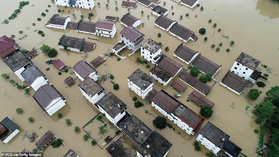 Những bức ảnh được chụp từ trên cao cho thấy, nhiều khu dân cư và đường phố chìm trong biển nước tại những khu vực bị ảnh hưởng nghiêm trọng nhất, bao gồm tỉnh Giang Tây và Hồ Nam.