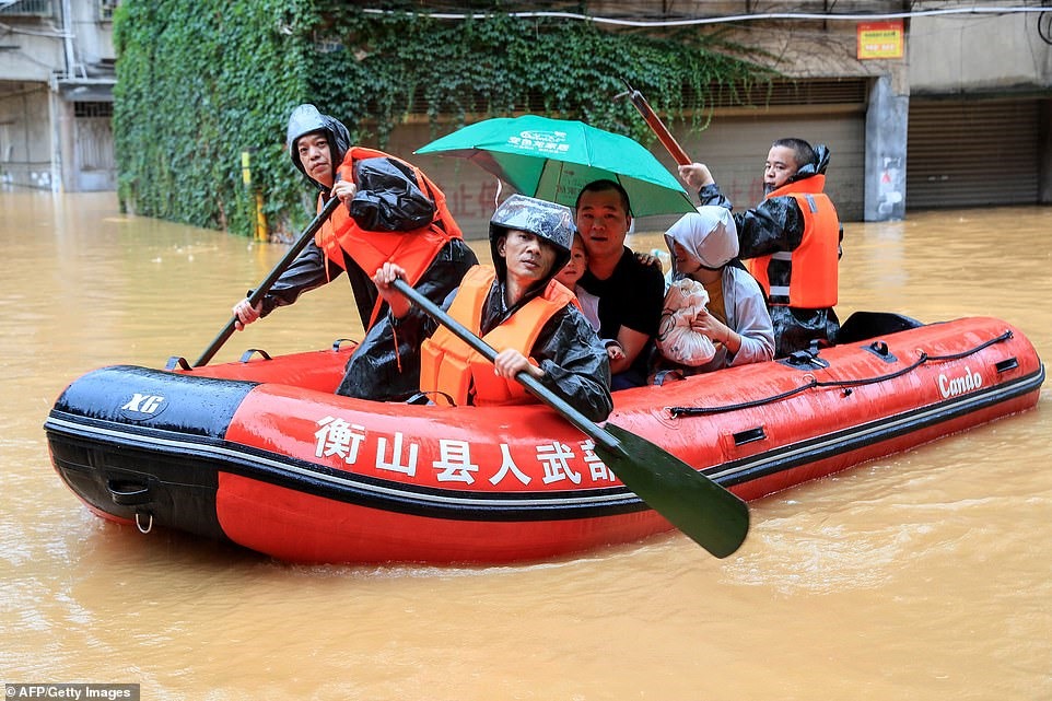 Lực lượng cứu hộ sơ tán người dân khỏi vùng lũ lụt.