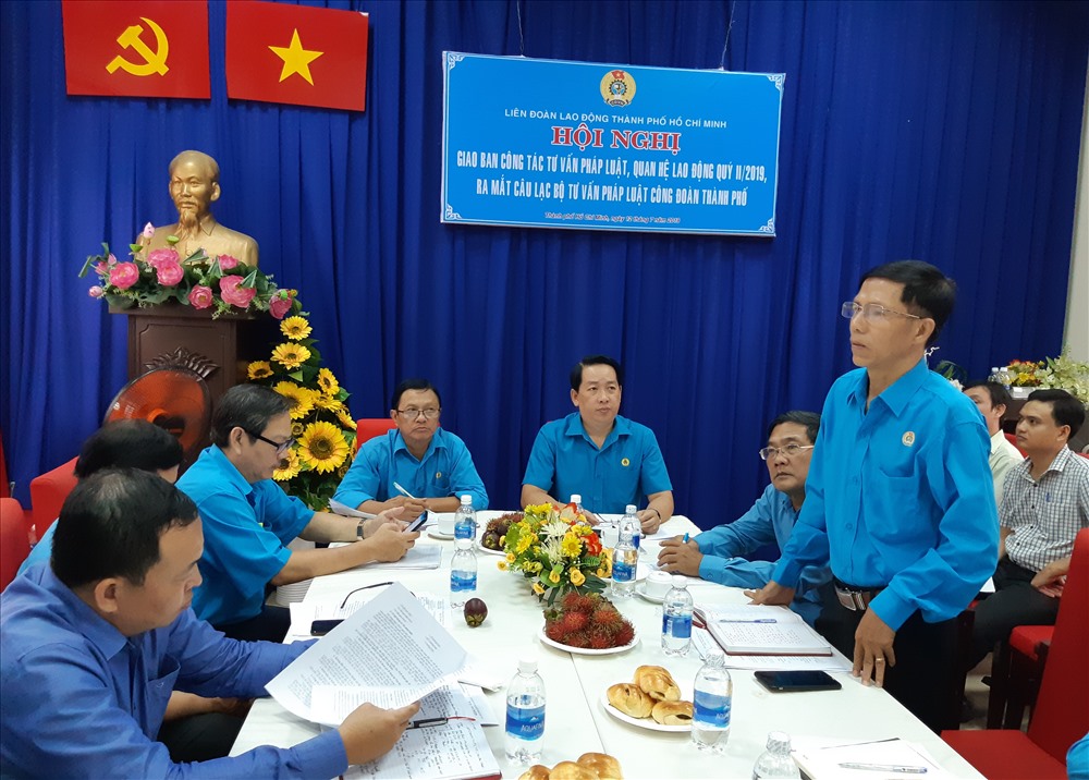 Ông Phạm Văn Hoa, Phó Chủ nhiệm Câu lạc bộ Tư vấn Pháp luật Công đoàn, phát biểu tại hội nghị.