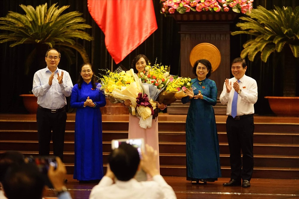 Tân phó chủ tịch HĐND TPHCM Phan Thị Thắng nhận hoa chúc mừng từ lãnh đạo TPHCM.  Ảnh: M.Q