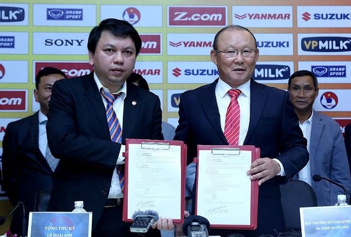 Tổng thư ký VFF Lê Hoài Anh (trái) là người trực tiếp đàm phán hợp đồng với đại diện của HLV Park Hang-seo. Ảnh: TL