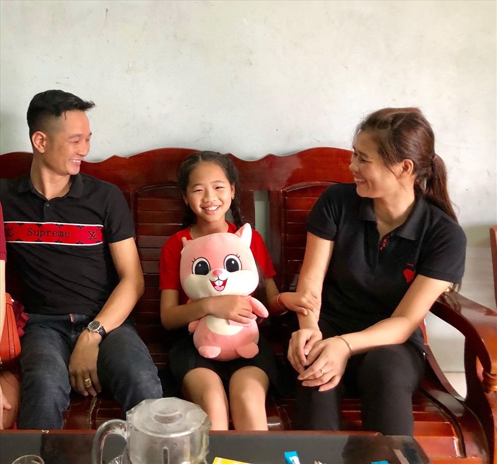Anh Nguyễn Xuân Cảnh gặp mẹ con chị Nhàn và bé Mai Linh - ca sinh mà anh đã đỡ đẻ trên taxi Mai Linh tại Đồng Nai 10 năm trước.