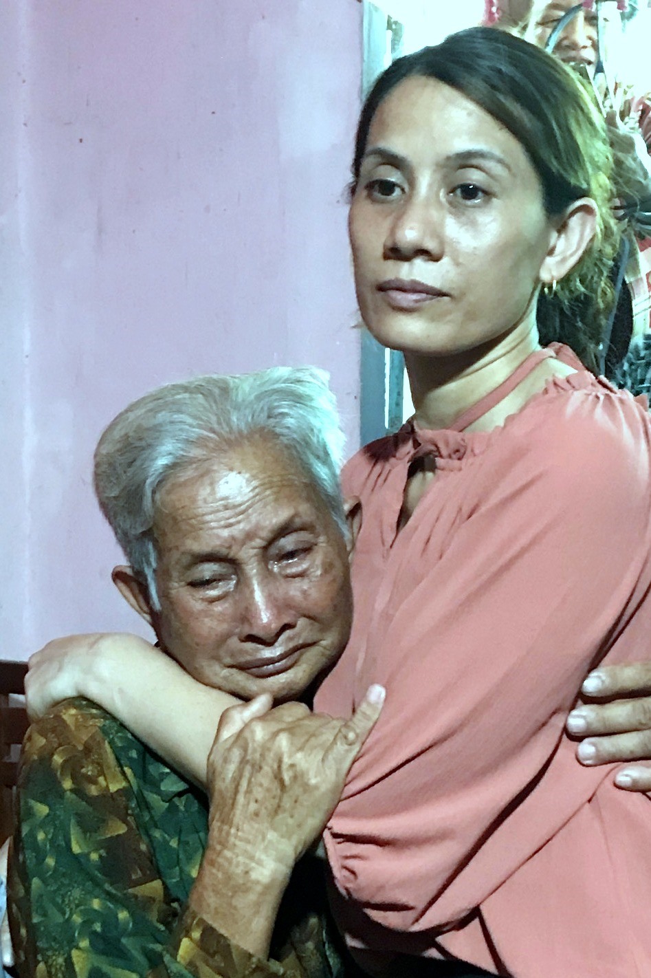 Sau 22 năm lưu lạc xứ người, cô Hon trở về bên vòng tay ấm áp của mẹ (ảnh Nhật Hồ)