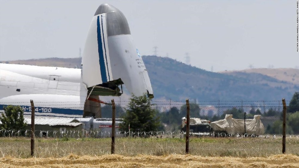 Các phần của hệ thống phòng không S-400 được dỡ xuống từ một máy bay vận tải của Nga tại sân bay quân sự Murted, Ankara vào thứ Sáu (12.7). Ảnh: CNN