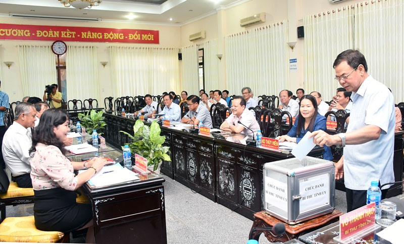 Bỏ phiếu bầu chức danh Bí thư Tỉnh ủy Bến Tre. Ảnh:baodongkhoi.vn