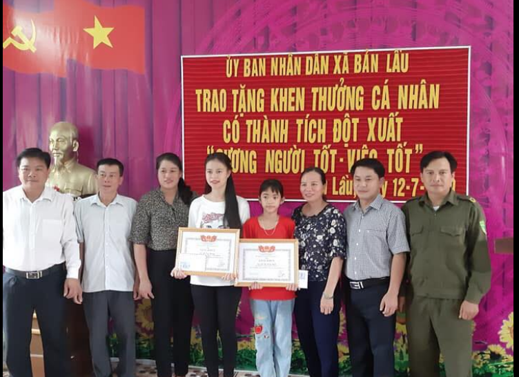 UBND xã Bản Lầu tổ chức khen thưởng cho hai học sinh. Ảnh: Kim Oanh