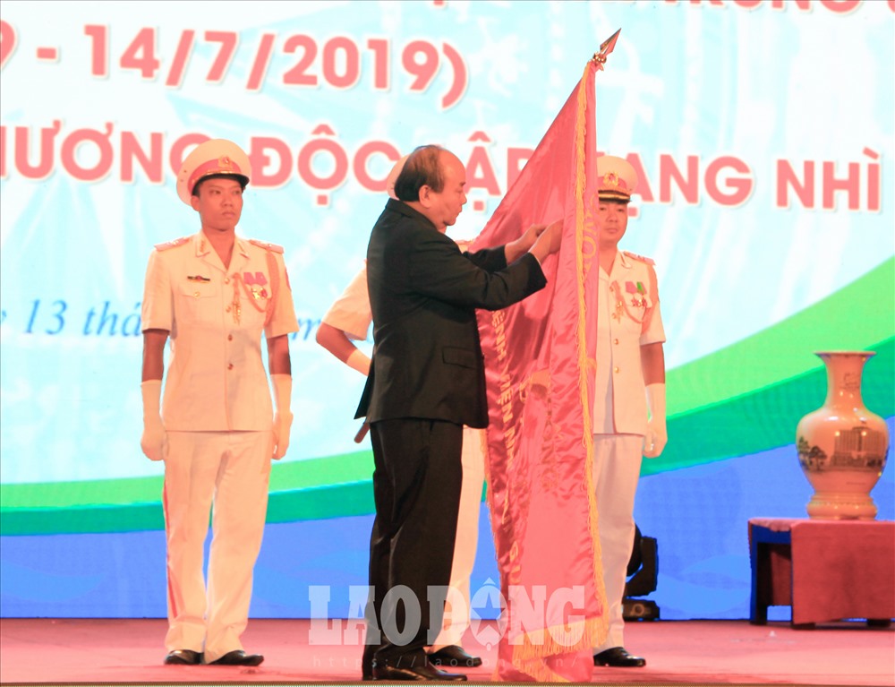 Thủ tướng trao Huân Chương Độc lập Hạng Nhìn cho Bệnh viện. Ảnh: Nguyễn Hà