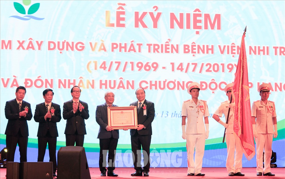 Thủ tướng trao Huân chương Độc lập Hạng Nhì cho Bệnh viện Nhi Trung ương. Ảnh: Nguyễn Hà