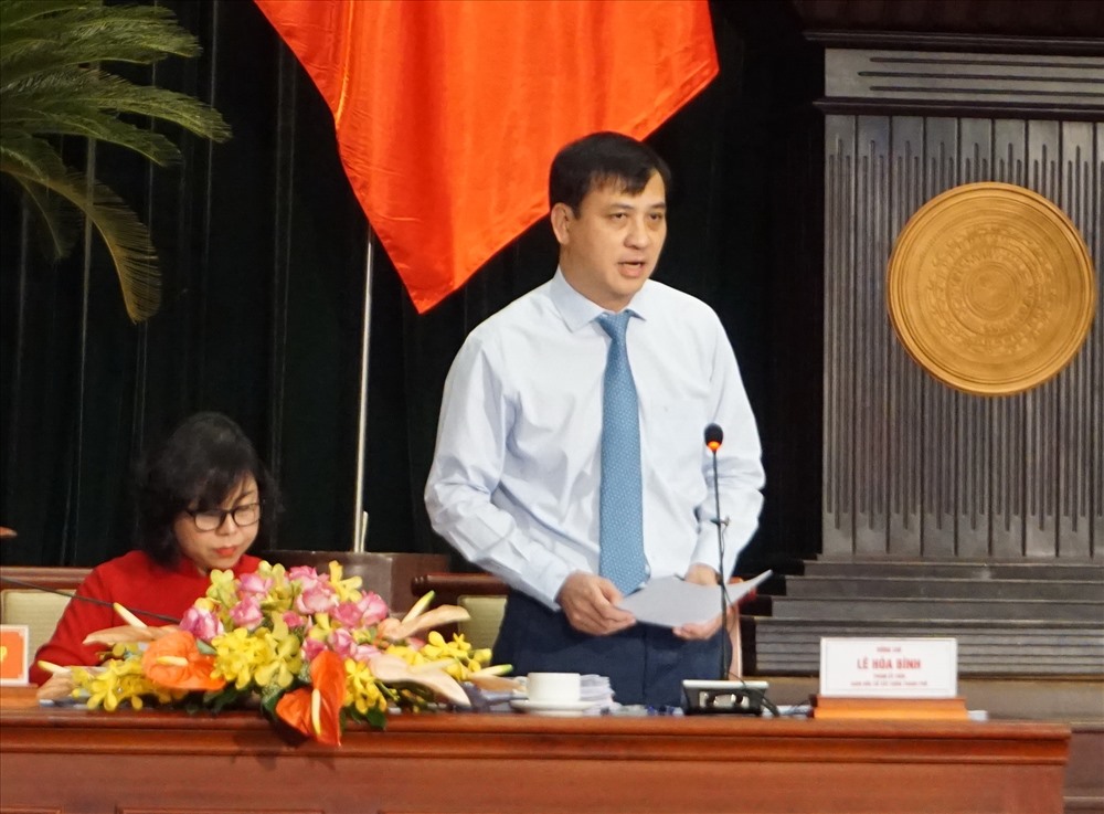 Ông Lê Hòa Bình - giám đốc Sở Xây dựng TPHCM trả lời chất vấn ngày 13.7.  Ảnh: M.Q