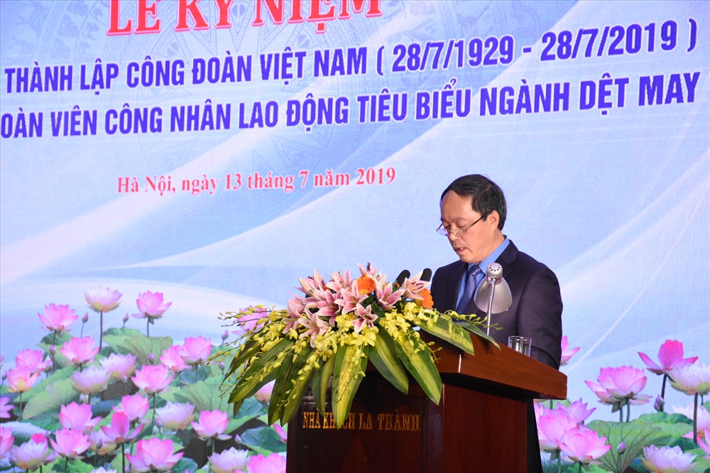 Đồng chí Lê Nho Thướng, Chủ tịch Công đoàn Dệt May Việt Nam đọc diễn văn khai mạc.