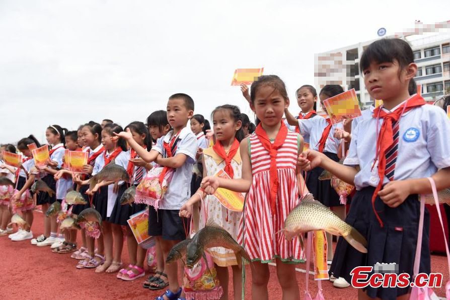 Một vài hình ảnh khác về những học sinh giỏi được nhận thưởng là cá chép và một túi thạch ở trường tiểu học Trung Quốc. Ảnh: ECNS.