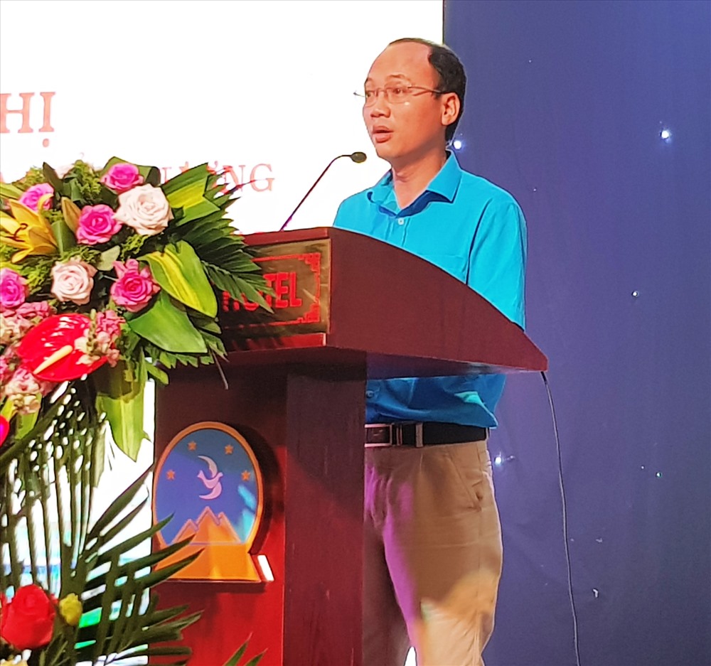 Đồng chí Phùng Minh Chung, Chủ tịch CĐ các Khu công nghiệp tỉnh Ninh Bình phát biểu khai mạc hội nghị. Ảnh: NT