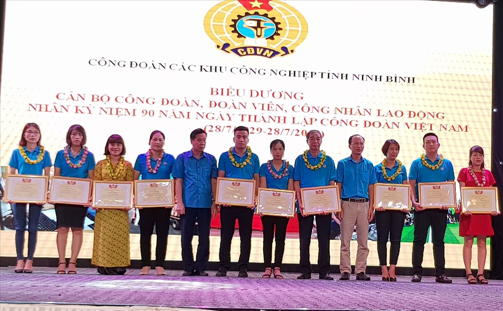 Đại diện lãnh đạo LĐLĐ tỉnh Ninh Bình và CĐ các khu công nghiệp tặng bằng khen cho các cán bộ CĐ và CNLĐ tiêu biểu. Ảnh: NT